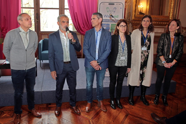 Lors du lancement de l’appli Wantaid par Joseph Arakel (avec le micro) et son équipe en Préfecture. Photo©Robert Poulain