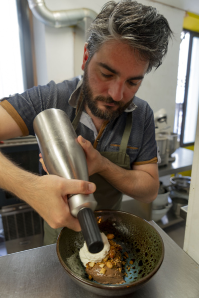 Le chef Mathias Germain, concoctant une mousse au chocolat. © Margot Fournié Le chef Mathias Germain, concoctant une mousse au chocolat. © Margot Fournié
