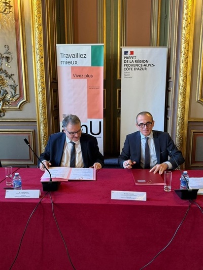 Éric Berton, président d’Aix Marseille Université et Didier Mamis, secrétaire général pour les affaires régionales, lors de la signature de l'accord. © DR Éric Berton, président d’Aix Marseille Université et Didier Mamis, secrétaire général pour les affaires régionales, lors de la signature de l'accord. © DR
