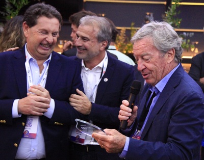 Raymond Vidil, ancien président de l'Upe 13, est celui qui avait créé le Forum des Entrepreneurs il y a 25 ans. Philippe Korcia a tenu à lui remettre un trophée à l'occasion de cette 25e édition. (photo Thierry Vaudé). Raymond Vidil, ancien président de l'Upe 13, est celui qui avait créé le Forum des Entrepreneurs il y a 25 ans. Philippe Korcia a tenu à lui remettre un trophée à l'occasion de cette 25e édition. (photo Thierry Vaudé).