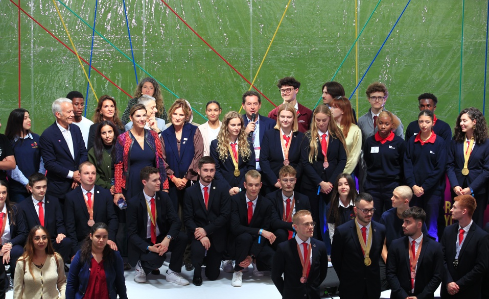 Pour le final du Forum 2025, les jeunes participants aux World Skills (qui se tenaient le lendemain dans le site voisin du Parc Chanot) sont venus rejoindre Patrick Martin et Philippe Korcia sur la grande scène devant la pelouse du Stade Vélodrome. (photo Thierry Vaudé)