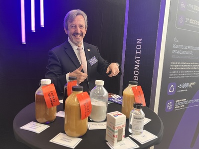 Jean-Michel Diaz, directeur régional Paca et Corse de TotalEnergies, présentant le CAD et le HVO produits à partir d’huile de friture usagée. © NBC