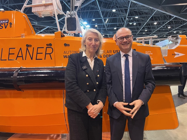 Catherine Chabaud, ministre déléguée chargée de la Mer et de la Pêche et Sébastien Martin ministre délégué chargé de l’Industrie, sur le salon Euromaritime © NBC