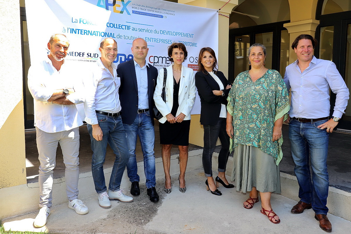 Nathalie Hagège entourée des membres du nouveau collectif. Photo ©Robert Poulain Nathalie Hagège entourée des membres du nouveau collectif. Photo ©Robert Poulain