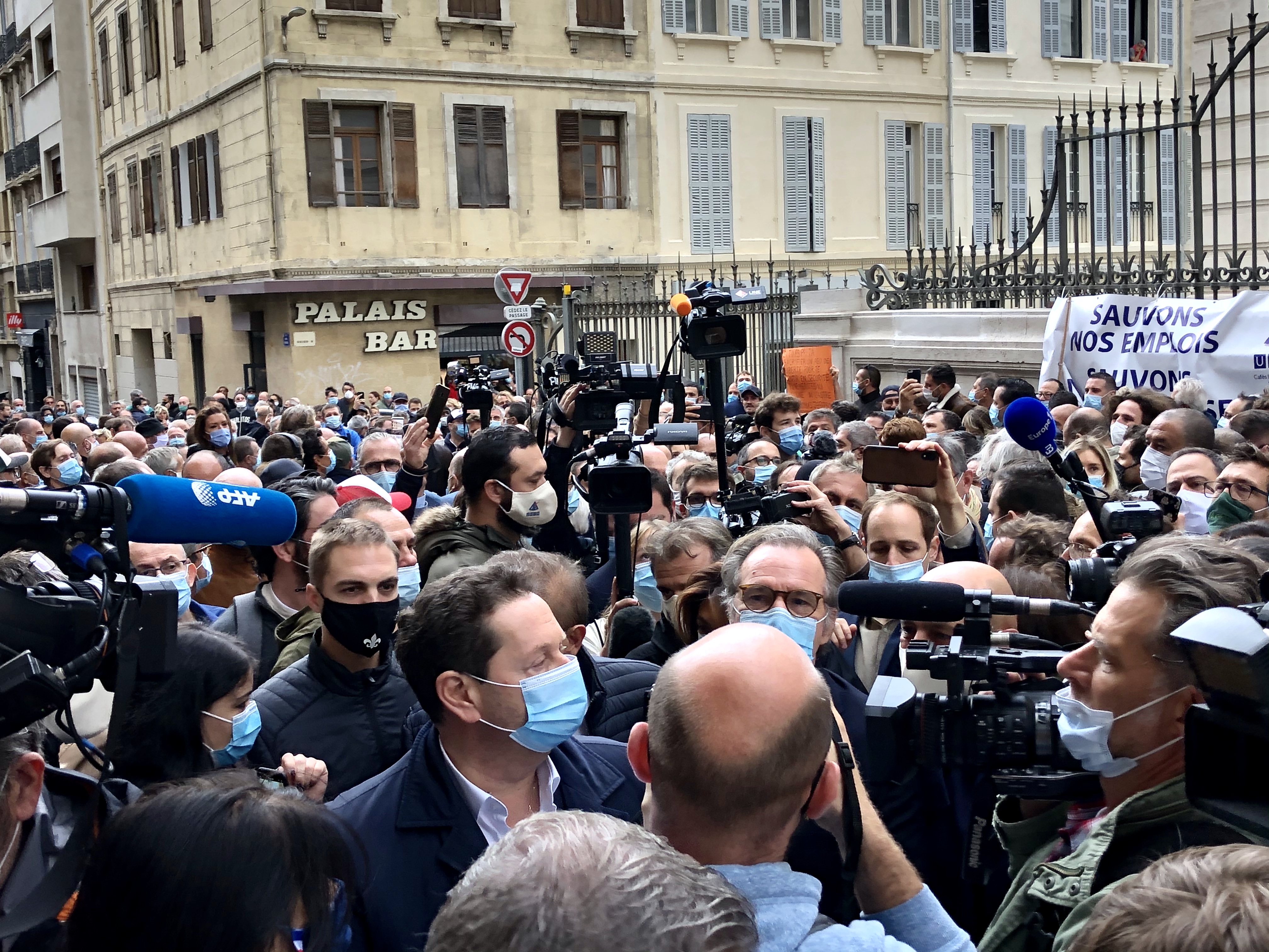 Près de 600 restaurateurs entre désespoir et colère manifestent Près de 600 restaurateurs entre désespoir et colère manifestent
