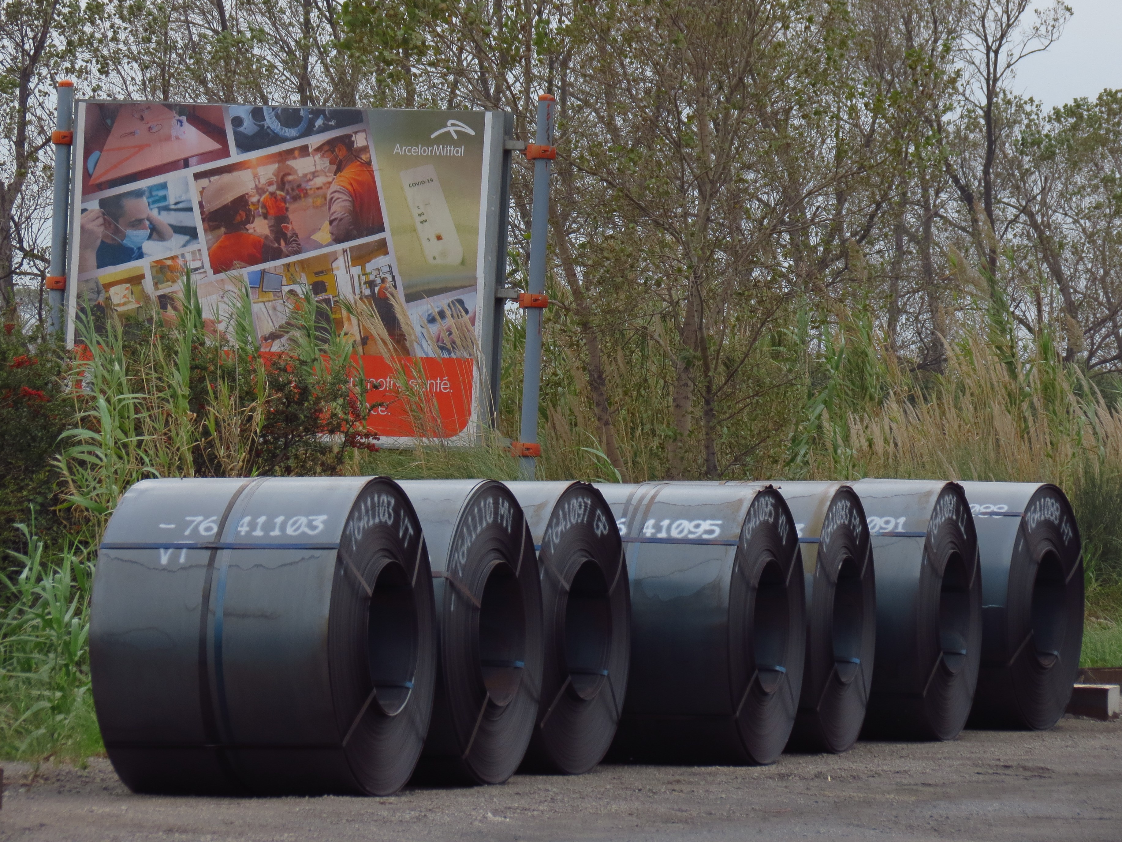 A l’avenir, ces bobines d’acier d’ArcelorMittal à Fos seront progressivement fabriquées en émettant de moins en moins de carbone. (Photo JC Barla)