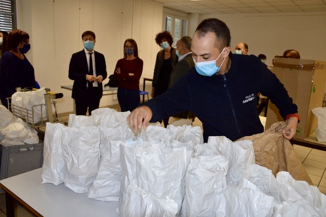 A ce jour, plus de 12 470 repas, 105 000 bouteilles d’eau et 56 000 masques ont été distribués par les équipes du SAMU social. ©NBC