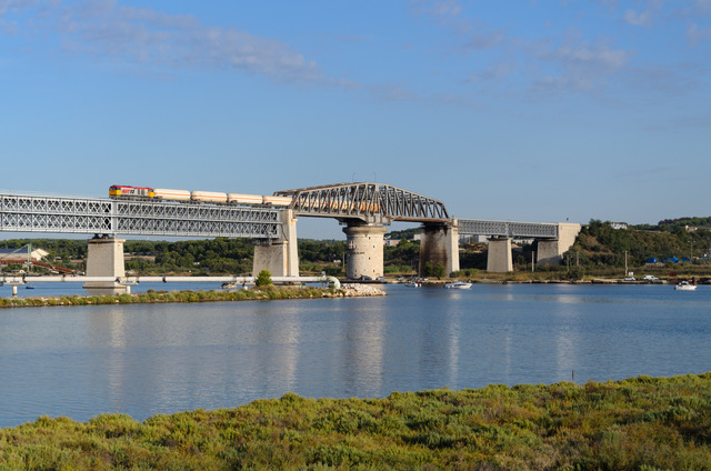 ​Train de gaz sur le pont de Caronte à Martigues reliant Lavera à Miramas avant de gagner l’Italie. ©RDT13