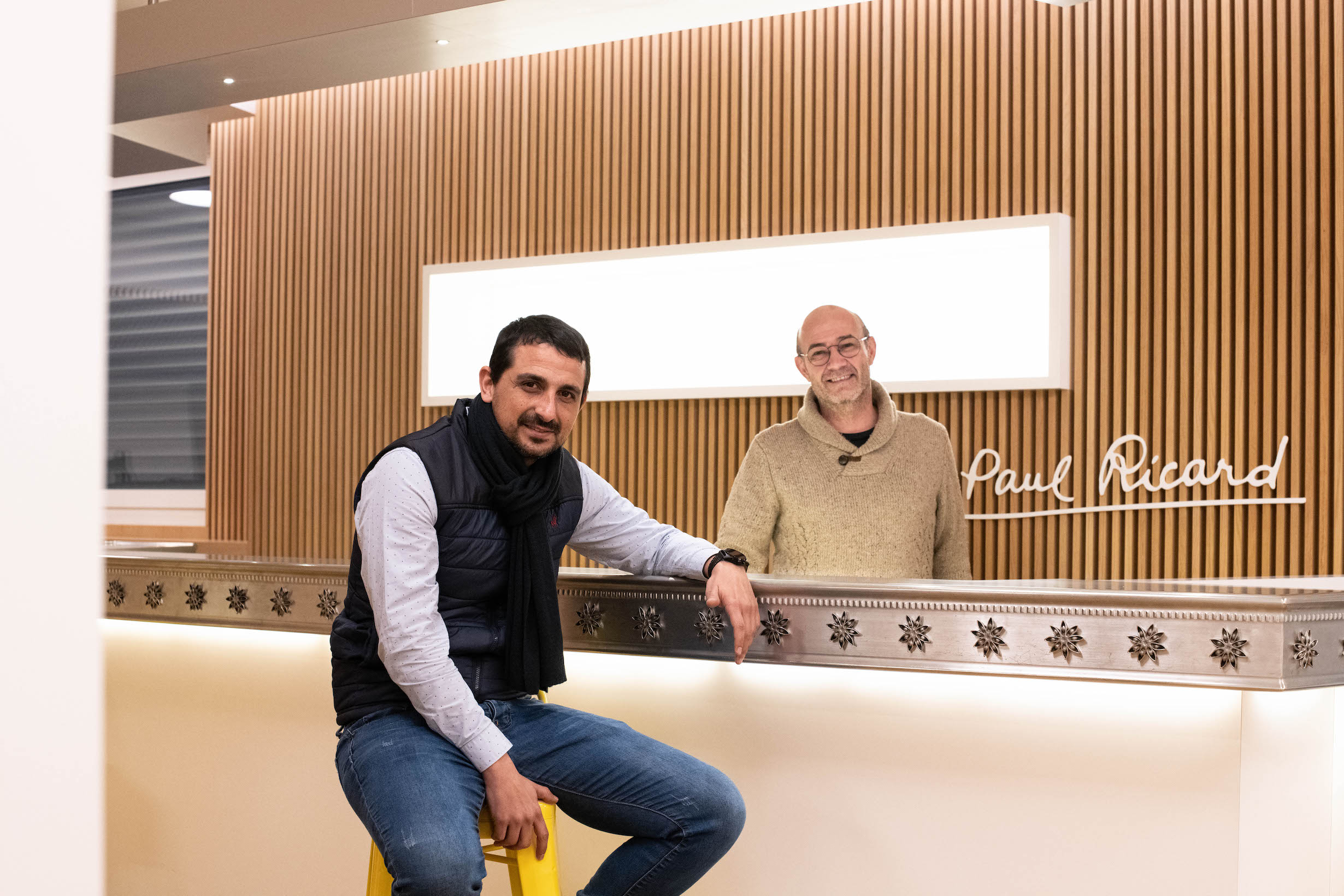 Laurent Choukroun, co fondateur de Synergie Family et Pierre-François Duwat, directeur général de l'Epopée dans un lieu qui garde les emblèmes de Ricard. Photo: Orianne Olive