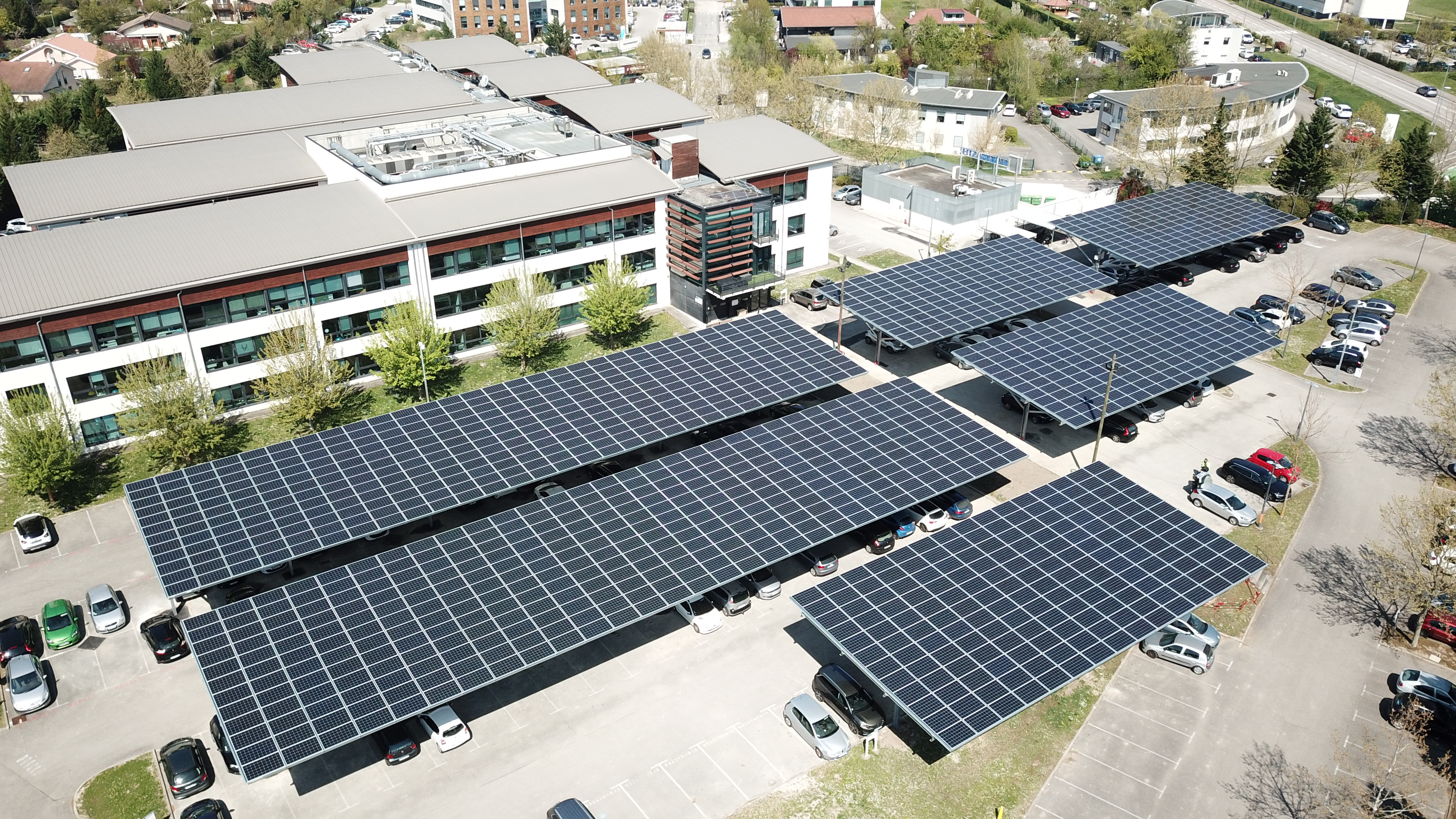 Des ombrières photovoltaïques pour assurer l'autoconsommation  énergétique