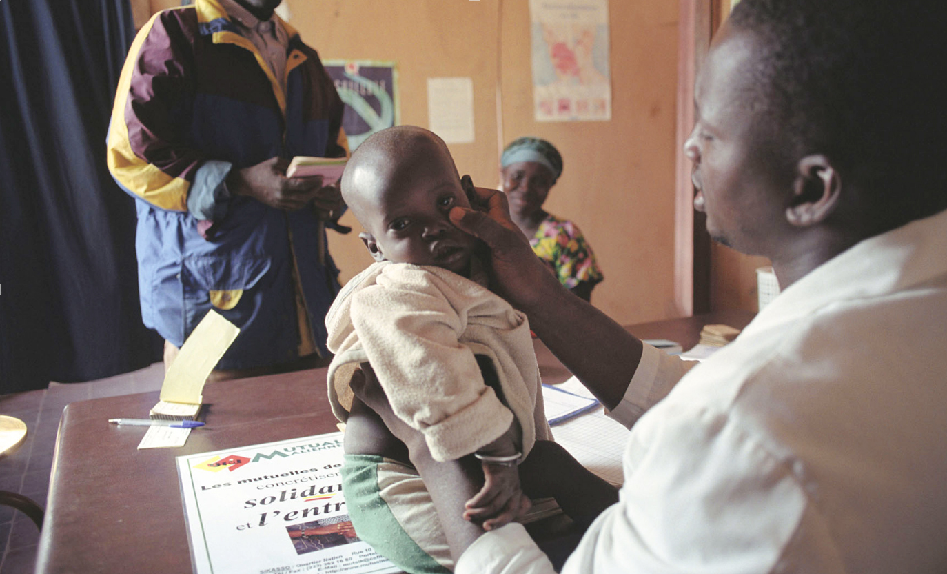 Consultation dans un centre de santé en Afrique©Santé Sud