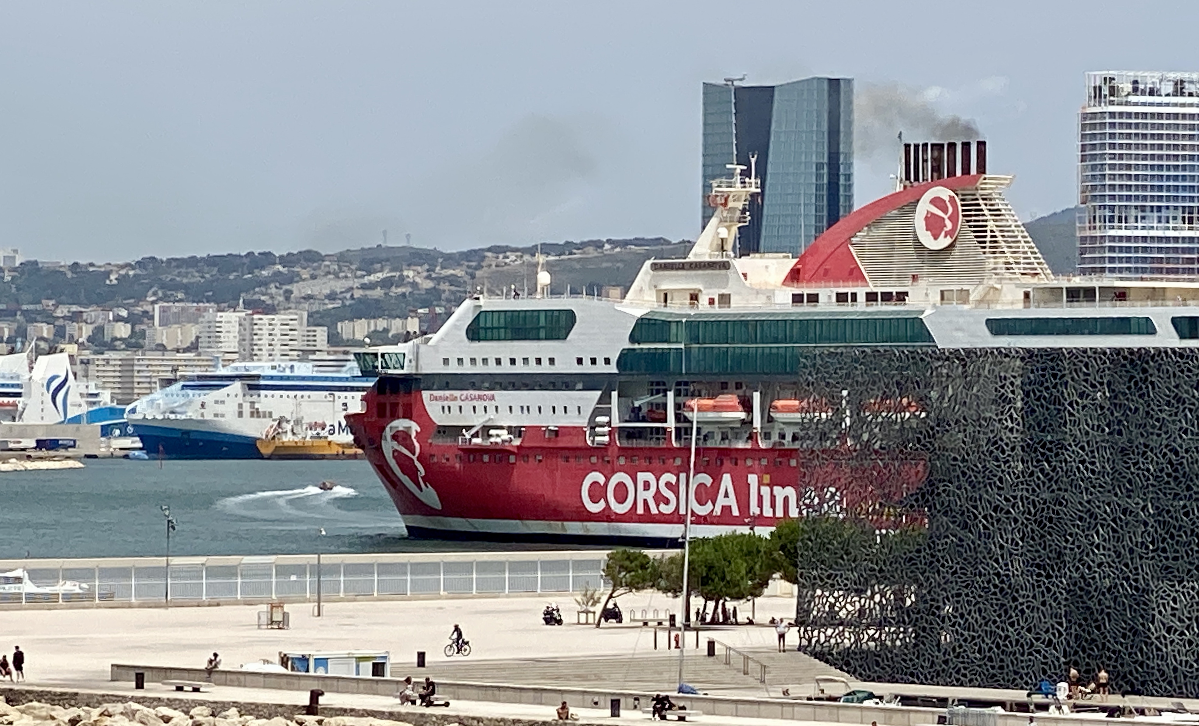 La campagne de mesure est effectuée durant la période des départs en vacances vers la Corse. ©NBC