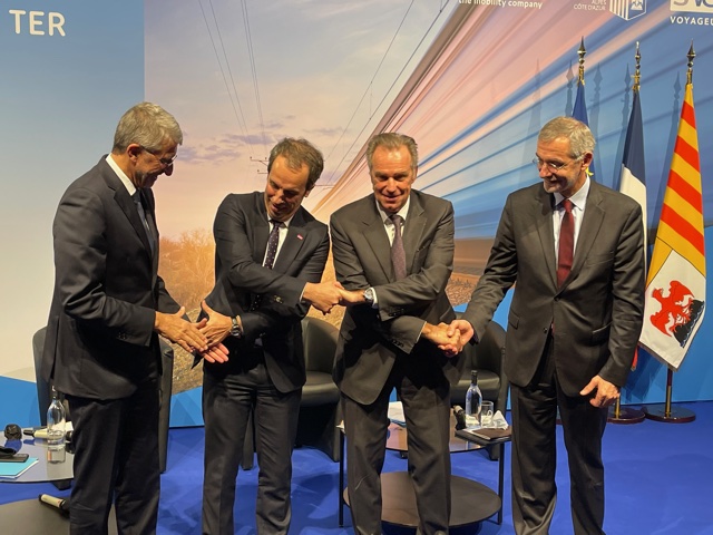 Jean-Pierre Serrus, vice-président de la Région chargé des Transports et Renaud Muselier, président de la Région Sud, aux côtés de Christophe Fanichet Pdg de SNCF Voyageurs et de Thierry Mallet, Pdg de Transdev, signent pour une amélioration des trains du quotidien en 2025. ©NBC