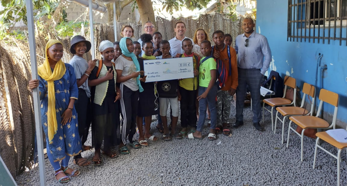 A Mayotte le 27 octobre 2021, Roland Gomez, DG de Proman, a remis un chèque de 10 000€ à Anne Le Guern, directrice du Village d’Eva pour financer l’opération « Un repas pour chaque enfant ». Photo©Proman