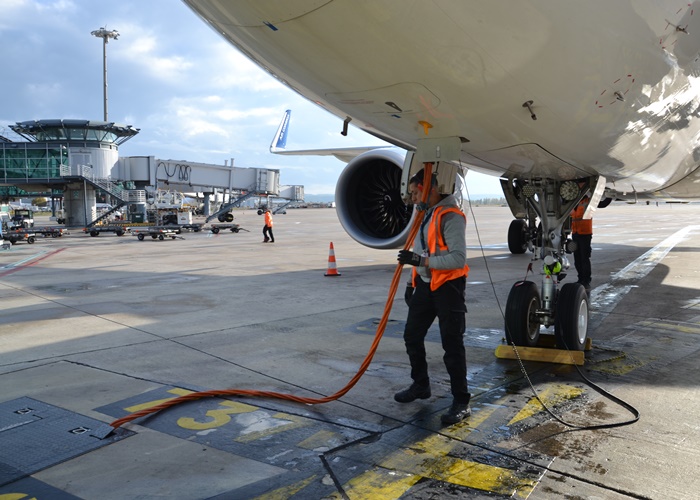 Le branchement électrique des avions au sol permet d'économiser du carburant et d'éviter les rejets de CO2 (photo : F.Dubessy)