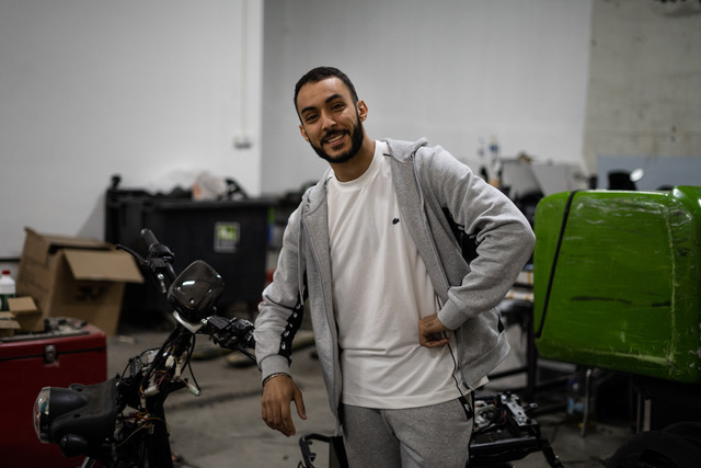 Tarik Si Youcef a été accompagné dans son projet (location longue durée de scooters électriques pour entreprises de livraison) par l’Adie©Tassiana Ait Tahar