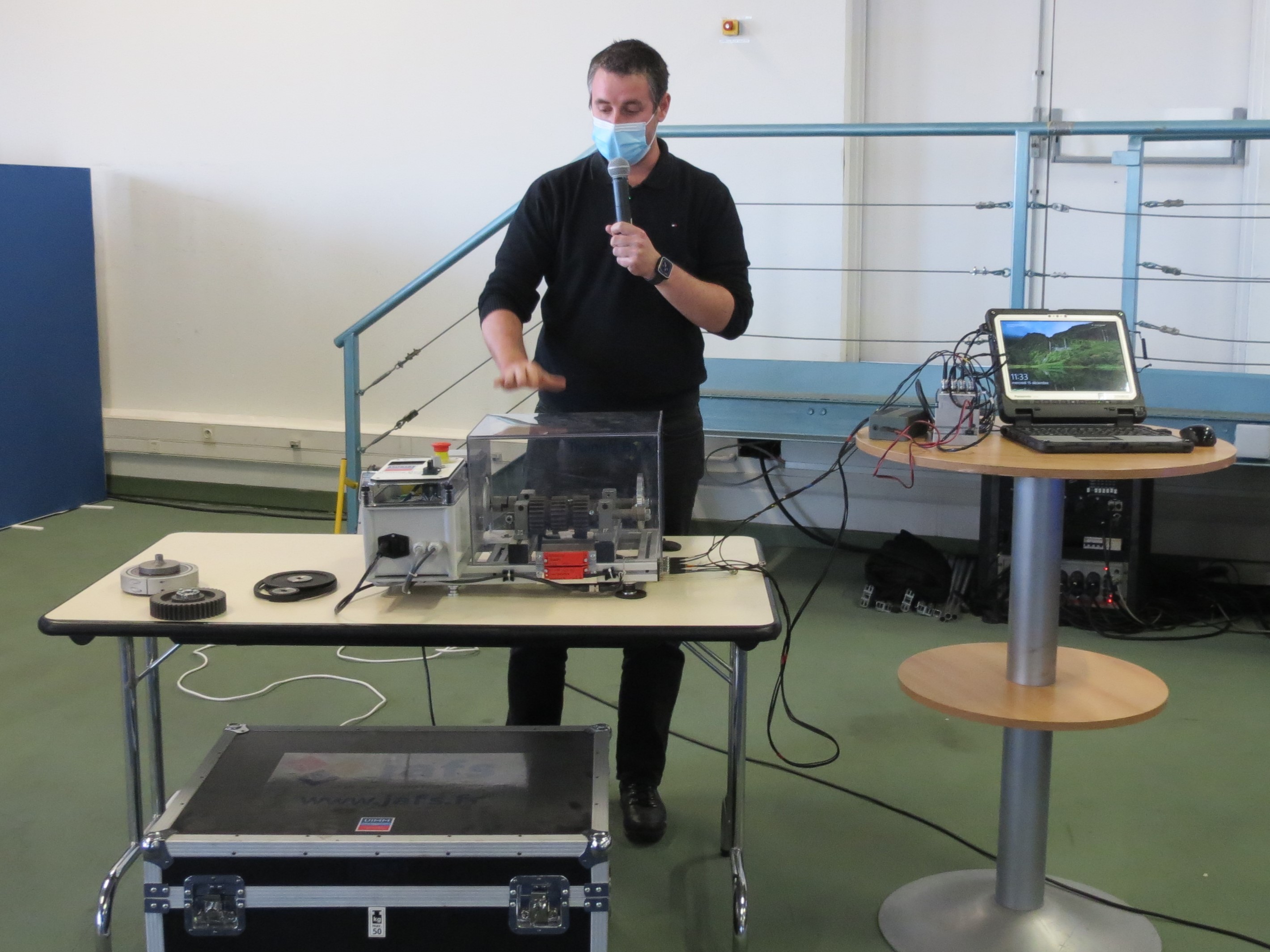 Romain Mallet, ingénieur spécialiste des vibrations, a assuré avec des machines dédiées, les formations en contrôles vibratoires (Photo JC Barla)
