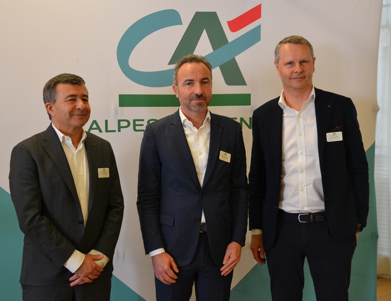 Serge Magdeleine (DG) entouré par Franck Alexandre (Président) et Jérôme Lebon (DGA) se réjouïssent du bon résultat 2021 du Crédit Agricole Alpes Provence (photo: F.Dubessy)