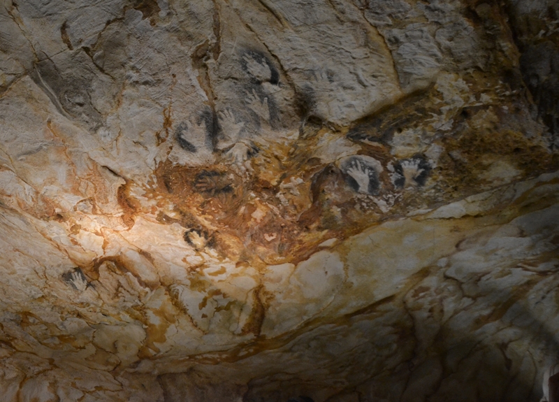 Soixante-cinq mains sont reproduites (photo: F.Dubessy) Soixante-cinq mains sont reproduites (photo: F.Dubessy)