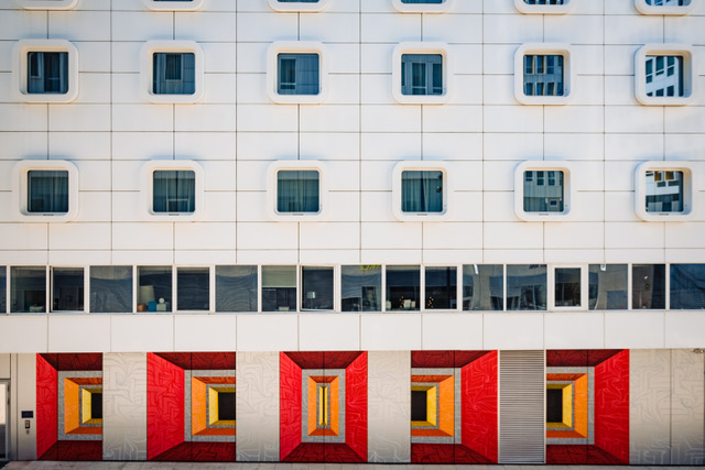 « Architectural Evasion #1 et #2 » (2020), du street artist Astro à Marseille pour Covivio, œuvre installée dans Euromed Center, passage Verneuil© Gilles Perbal
