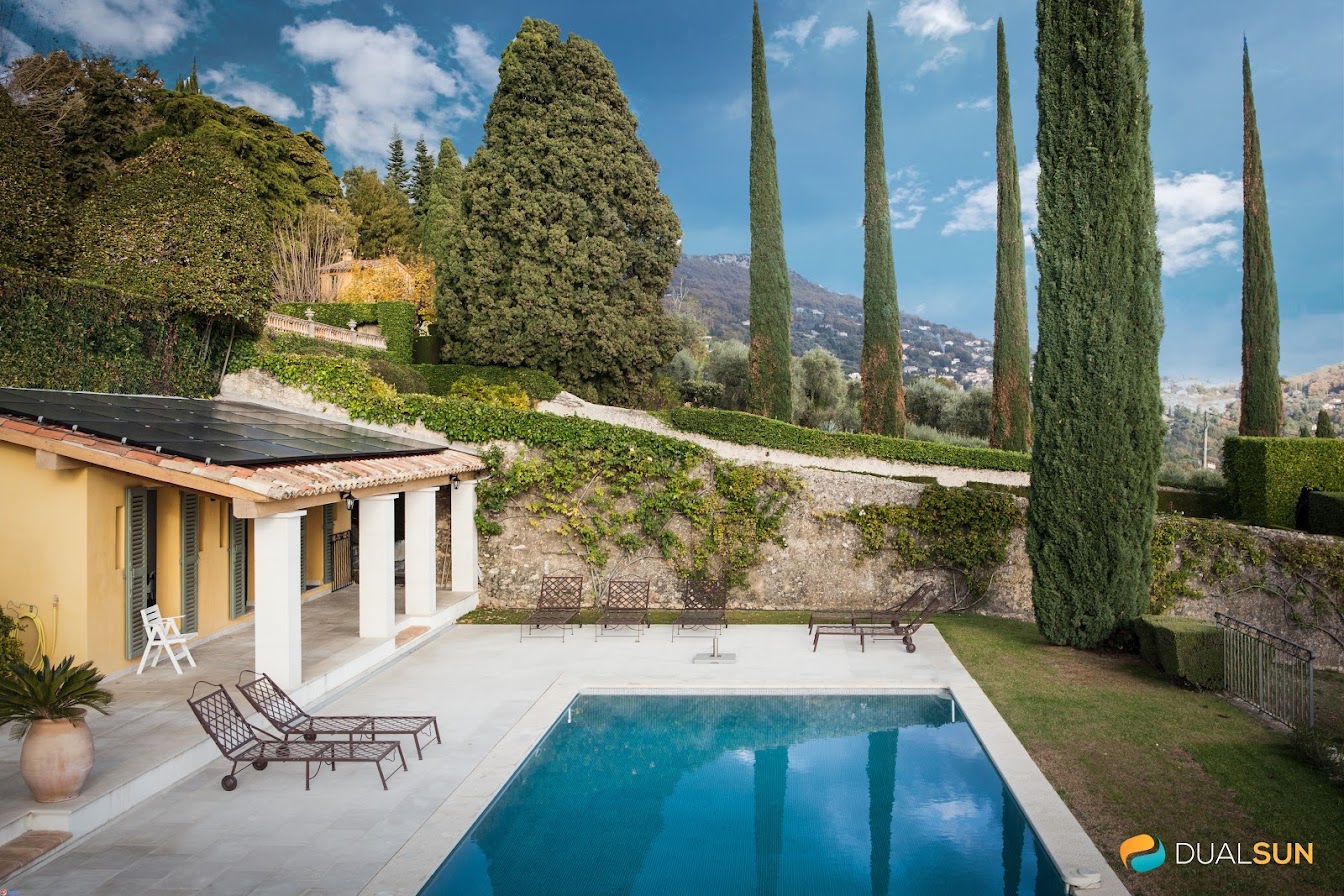 Installation de panneaux solaires DualSun sur un pool house, à Grasse