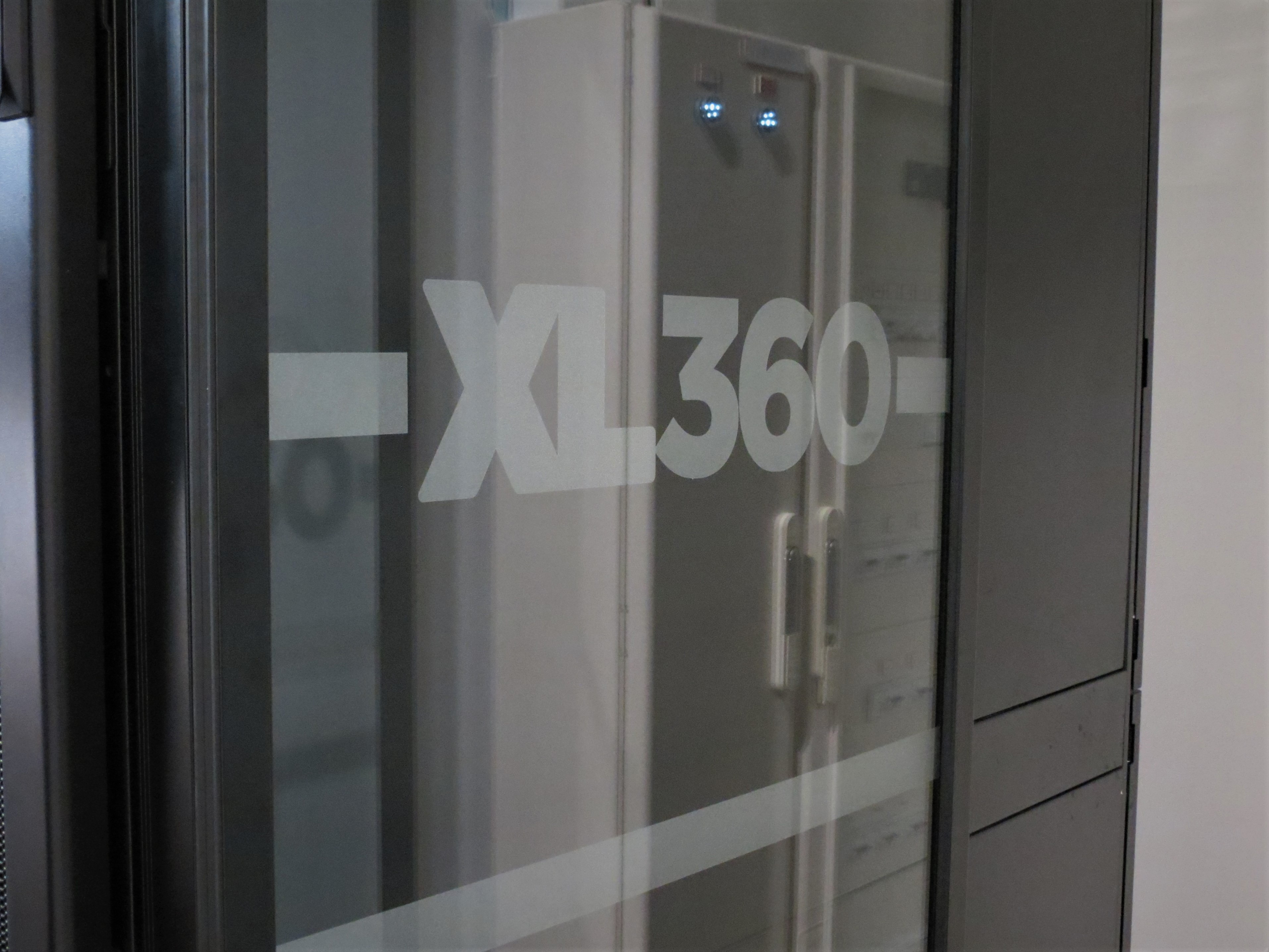 Les baies du datacenter sont en "confinement thermique" pour réduire la consommation électrique (Photo JC Barla)