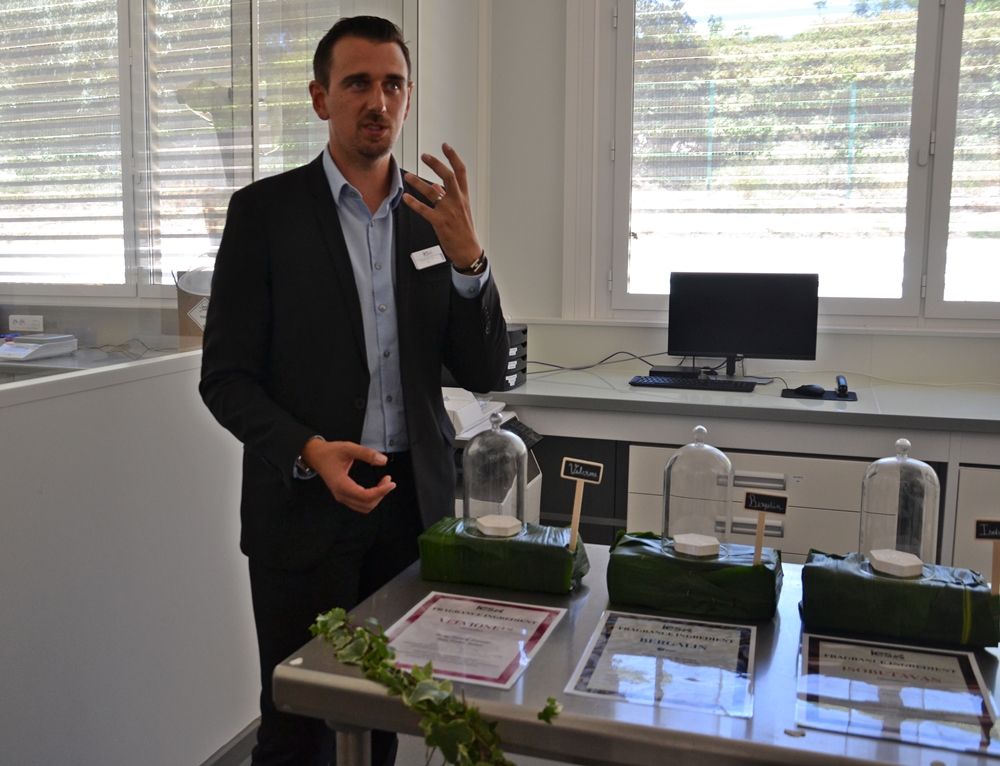 Noël Poinsignon présente l'un des trois nouveaux laboratoires de l'entreprise (photo: F.Dubessy)