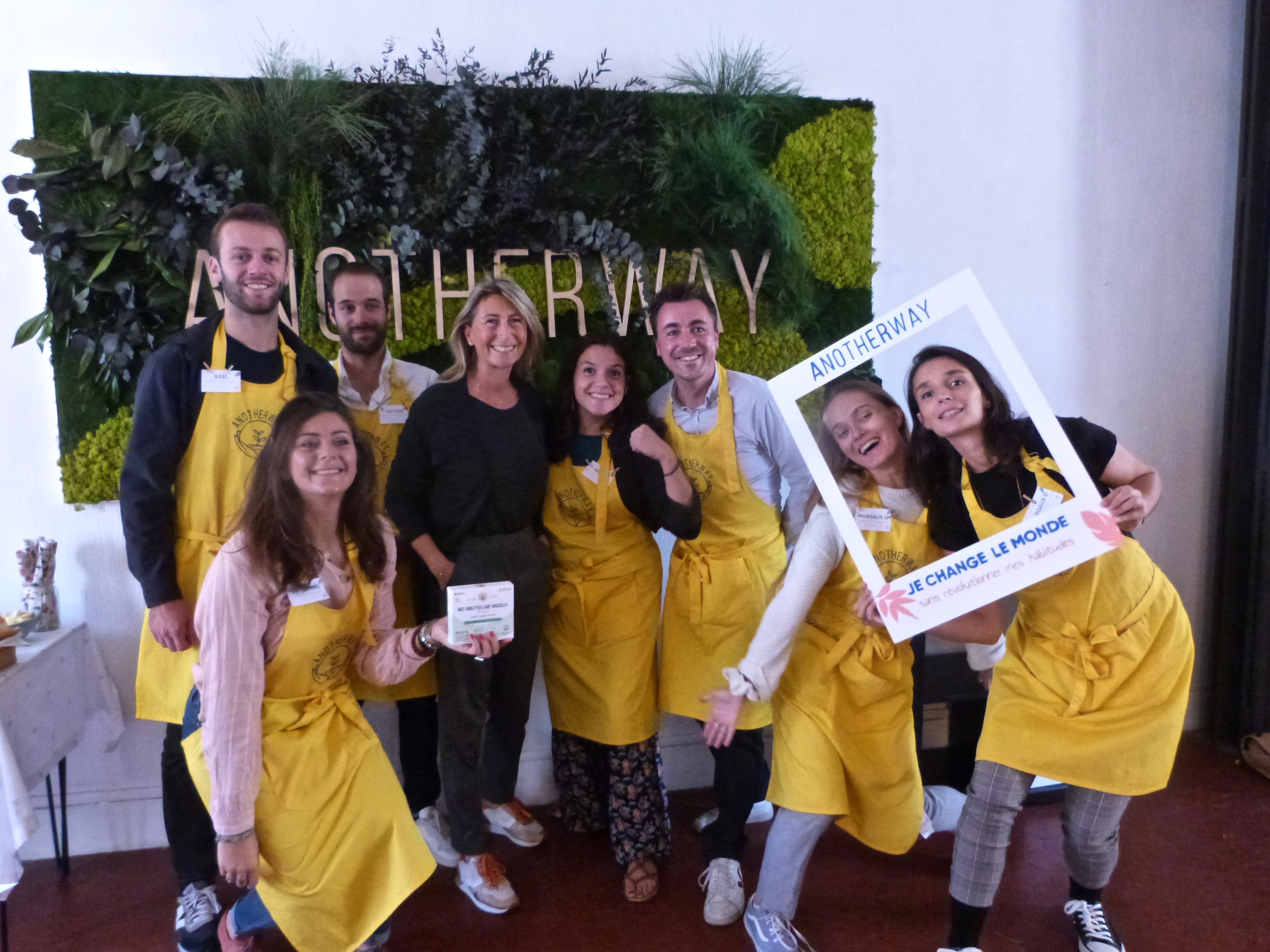 L’équipe d’Anotherway autour d’Isabelle Campagnola-Savon (présidente de la Commission entreprises, artisanat et commerce, ESS et économie circulaire à la Région Provence-Alpes-Côte d’Azur), marraine du lancement du nouveau produit. Photo©MOH L’équipe d’Anotherway autour d’Isabelle Campagnola-Savon (présidente de la Commission entreprises, artisanat et commerce, ESS et économie circulaire à la Région Provence-Alpes-Côte d’Azur), marraine du lancement du nouveau produit. Photo©MOH