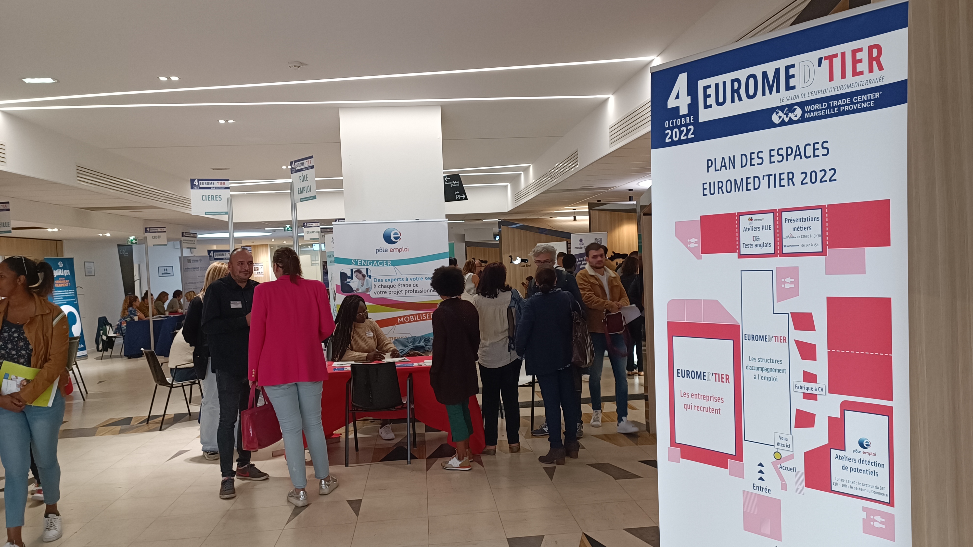 Les structures d'accompagnement étaient également sur le salon pour conseiller les demandeurs d'emploi (photo: F.Dubessy)