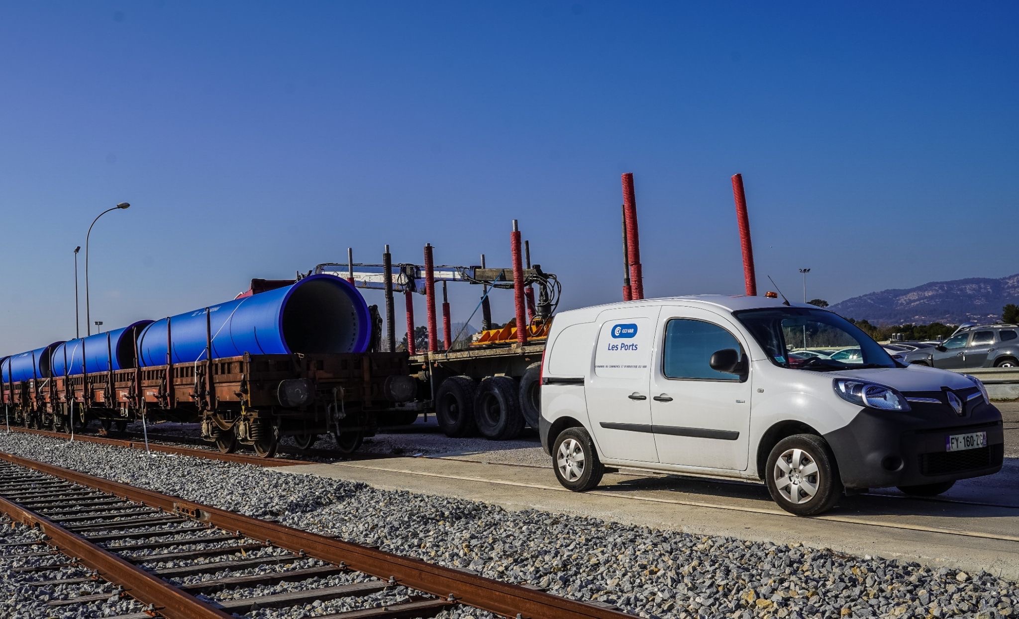 Les canalisations en fonte sont arrivées par train à Brégaillon. ©DR