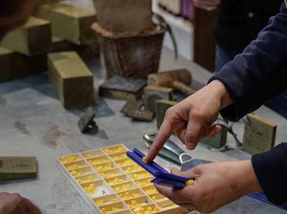 Des ateliers de personnalisation du savon de Marseille dans le comptoir de la Savonnerie du Midi