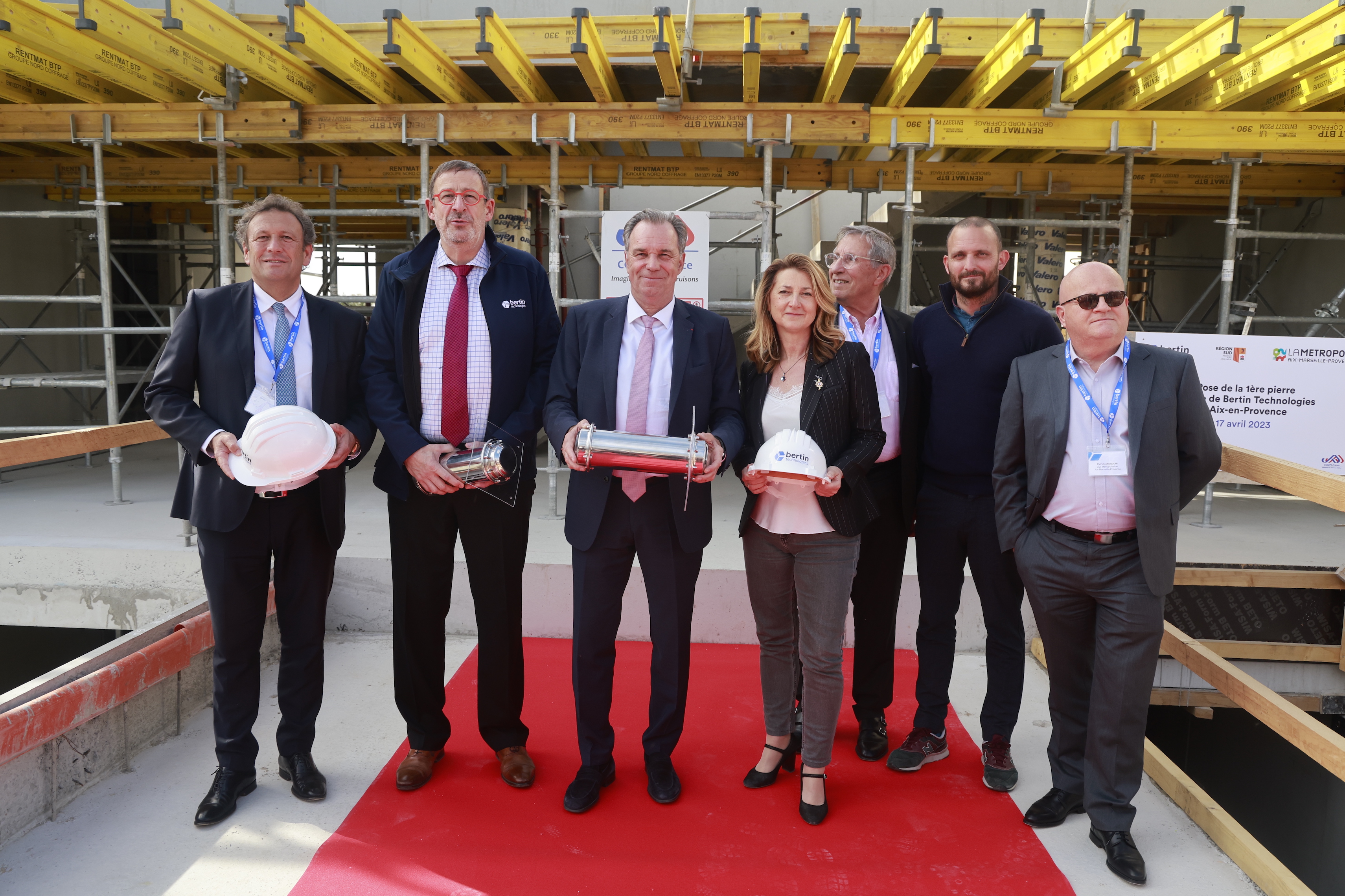 les représentants des collectivités et en présence des dirigeants de Bertin Technologies lors de la pose de la première pierre du projet d'extension cp Guillaume Horcajuelo