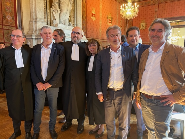 Ce 19 avril, les avocats et les commerçants installés près du Palais de justice de Marseille sont venus en nombre au Palais de la Bourse dénoncer le projet de cité judiciaire. ©NBC