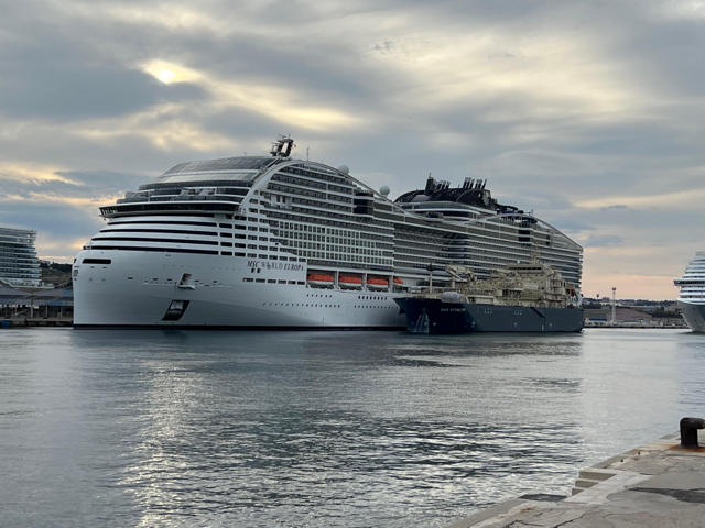 Le MSC World Europa, premier paquebot au GNL de MSC Croisières, compte 2 626 cabines et peut accueillir 6.762 passagers. Il fait escale tous les samedis à Marseille. ©F. Delmas