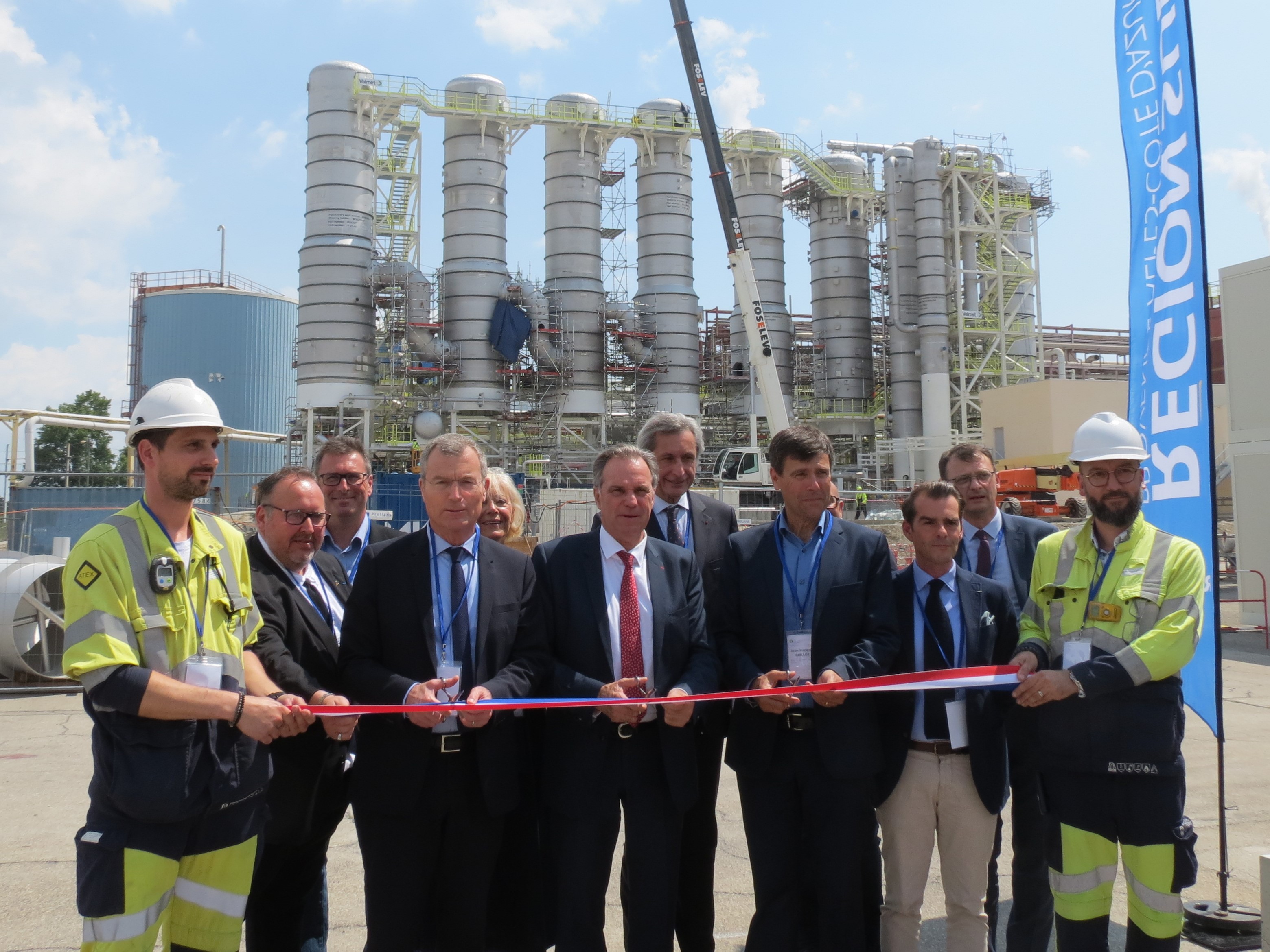 Coupure de ruban devant la nouvelle ligne d'évaporateurs bientôt mise en service (photo JC Barla)