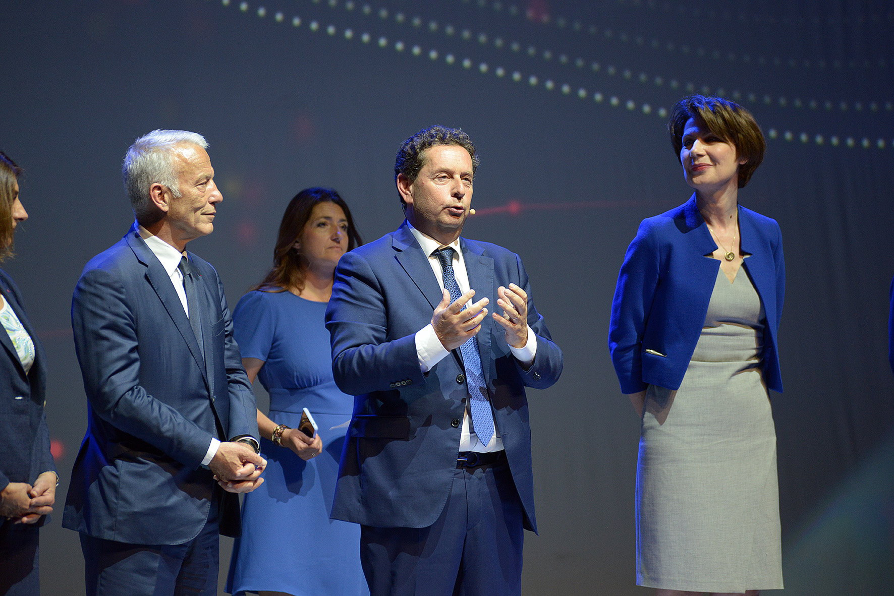 Philippe Korcia entouré des deux candidants à l'élection de la présidence du Medef © Thierry Vaudé