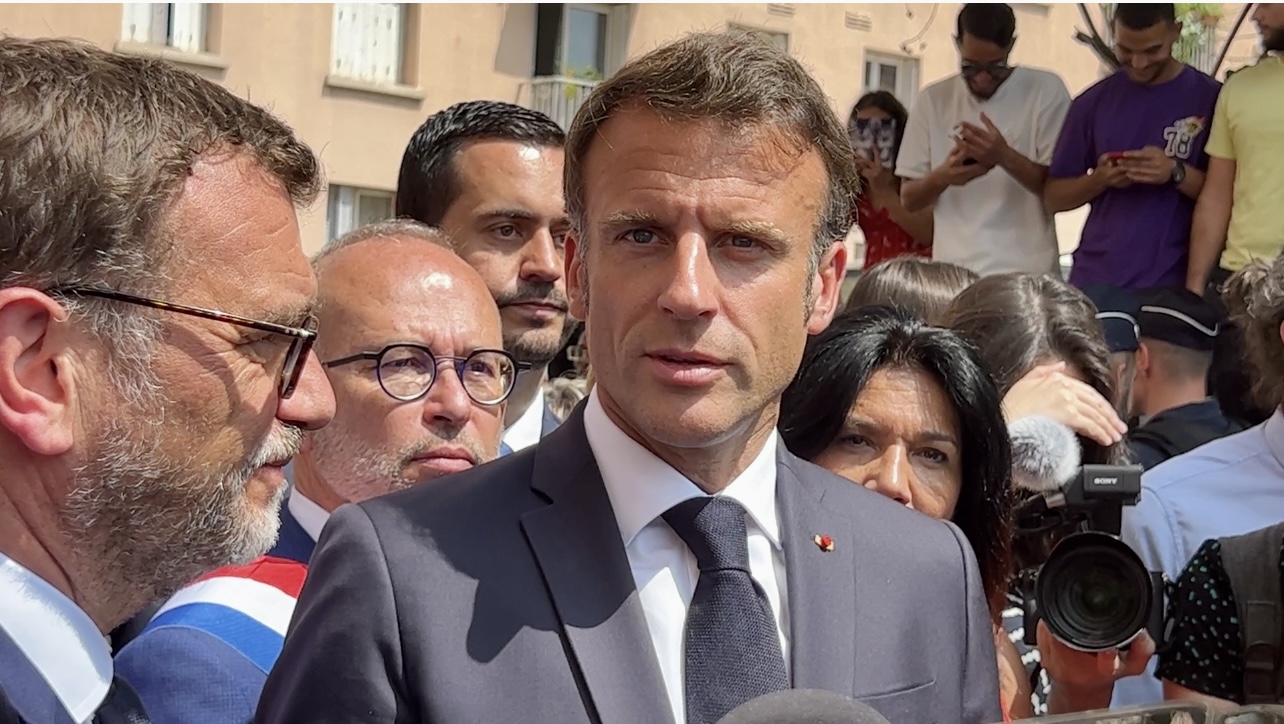 Emmanuel Macron, à la rencontre des habitants de la copropriété Benza. ©NBC