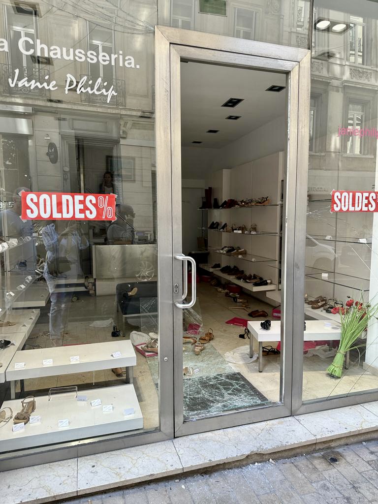 Un tiers des commerces vandalisés en centre-ville appartiendrait à la filière habillement. ©DR