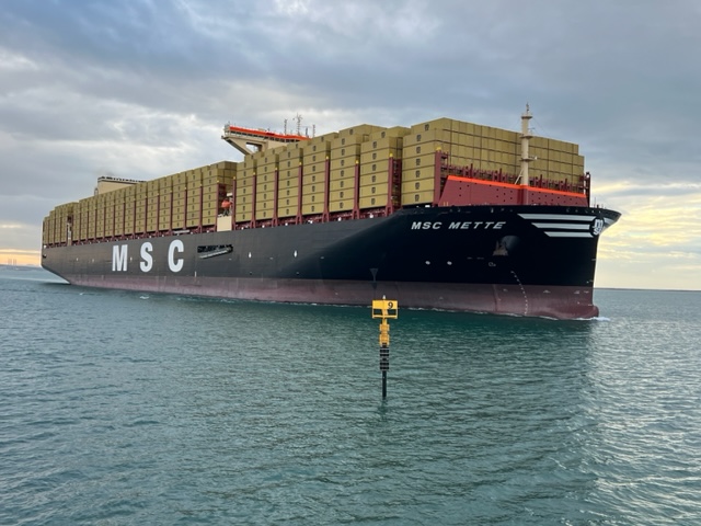 24 000 EVP, 400 mètres de long, le MSC Mette est le plus grand-porte conteneurs au monde. ©DR 24 000 EVP, 400 mètres de long, le MSC Mette est le plus grand-porte conteneurs au monde. ©DR