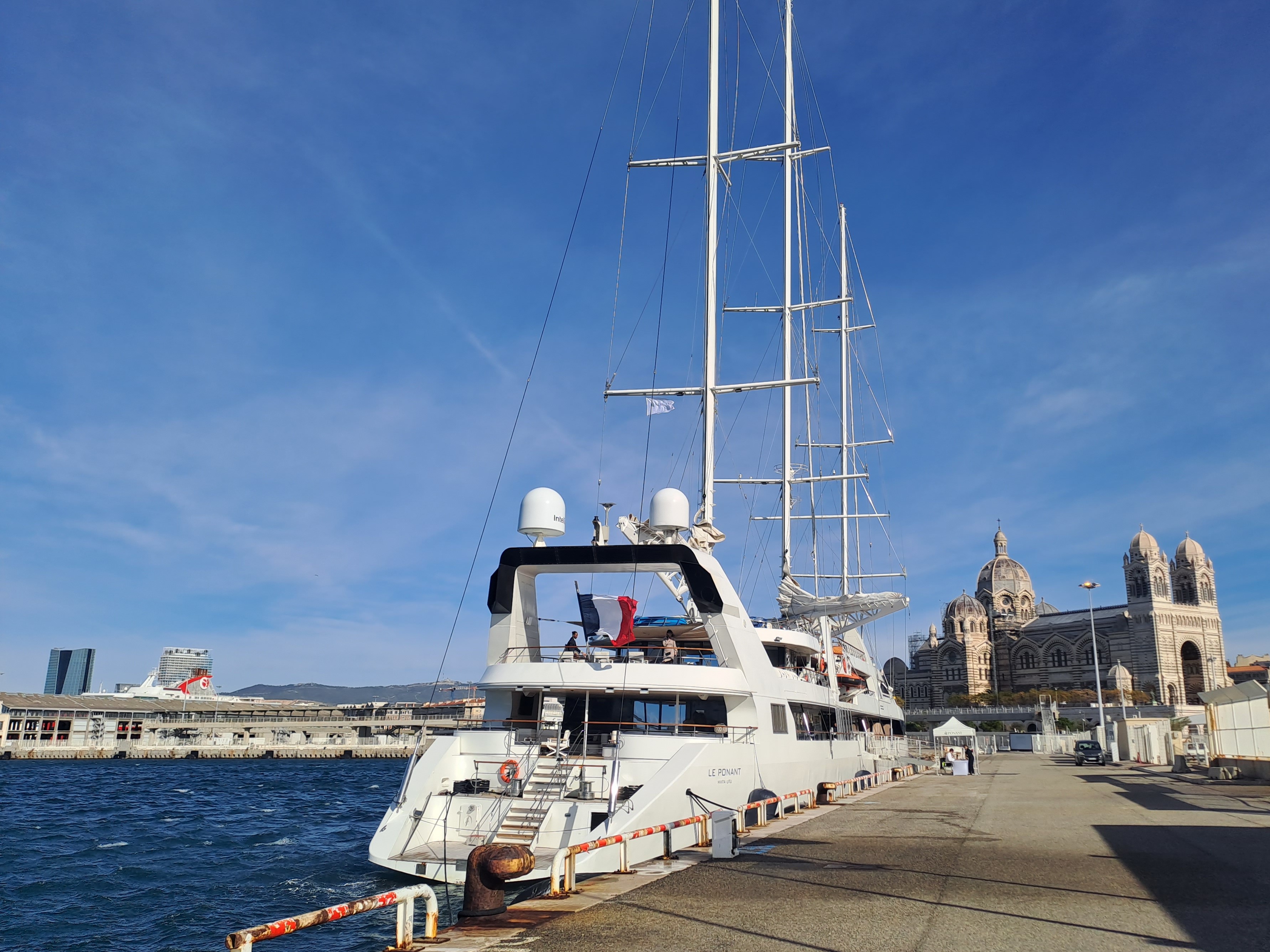 Le voilier Le Ponant propose en mer la même qualité qu'un établissement Relais & Châteaux à terre (Photo JC Barla)