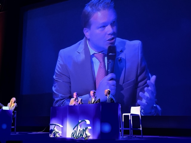 Au micro, Mathieu Capuono, président de Crowe Ficorec. © NBC