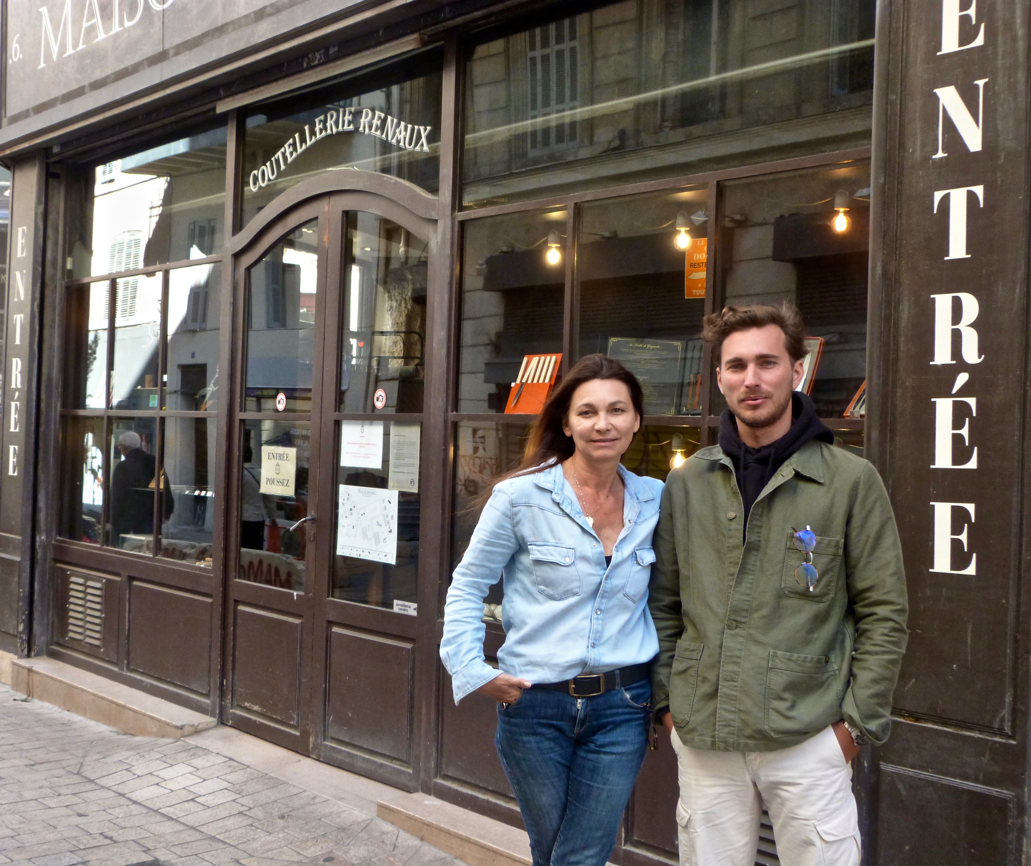 Laurence Renaux Empereur et son fils, Martin Guez Empereur, devant l’espace coutellerie du magasin implanté en plein coeur de Marseille © MOH