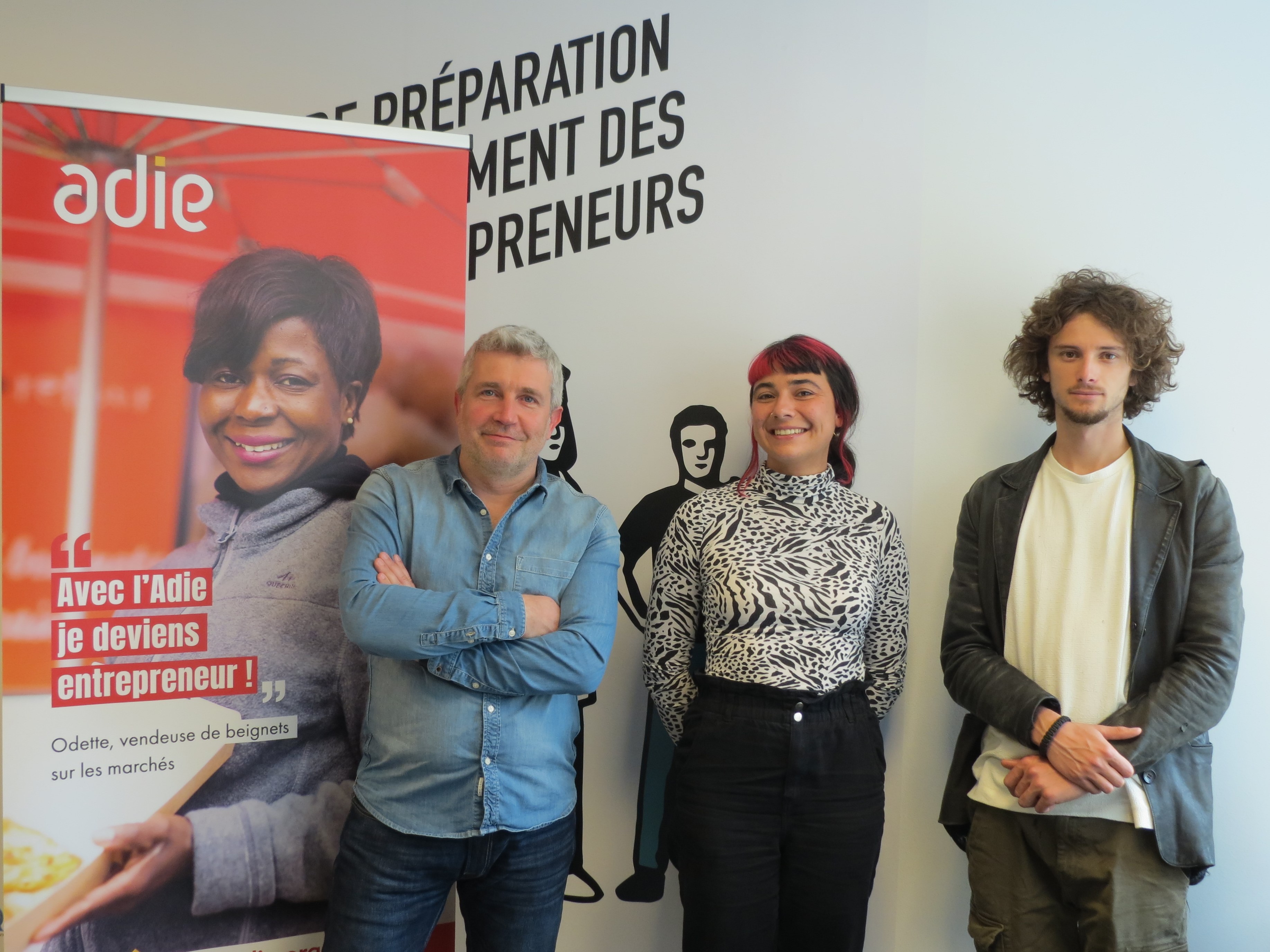 Sébastien Chaze (ADIE) et deux jeunes entrepreneurs motivés pour réussir, Léa Simon (Bazarkitschn) et Romain Gallet (Peyresc Studio). (photo JC Barla)