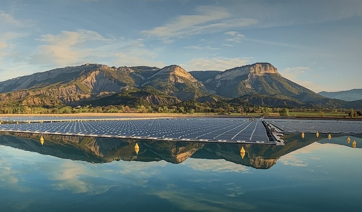 Sur la commune de Lazer, dans les Hautes-Alpes, EDF a installé 20 MW de panneaux photovoltaïques flottants ce qui permet de combiner production hydraulique et solaire. © R. Flament