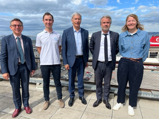 De g. à dte : Philippe Stefanini, directeur de Provence Promotion, Frédéric John, cofondateur de D-Carbonize, Bernard Deflesselles et Jean-Luc Chauvin, vice-président et président de Provence Promotion et Corinne Boucly, directrice du site Intelcia Marseille. ©NBC