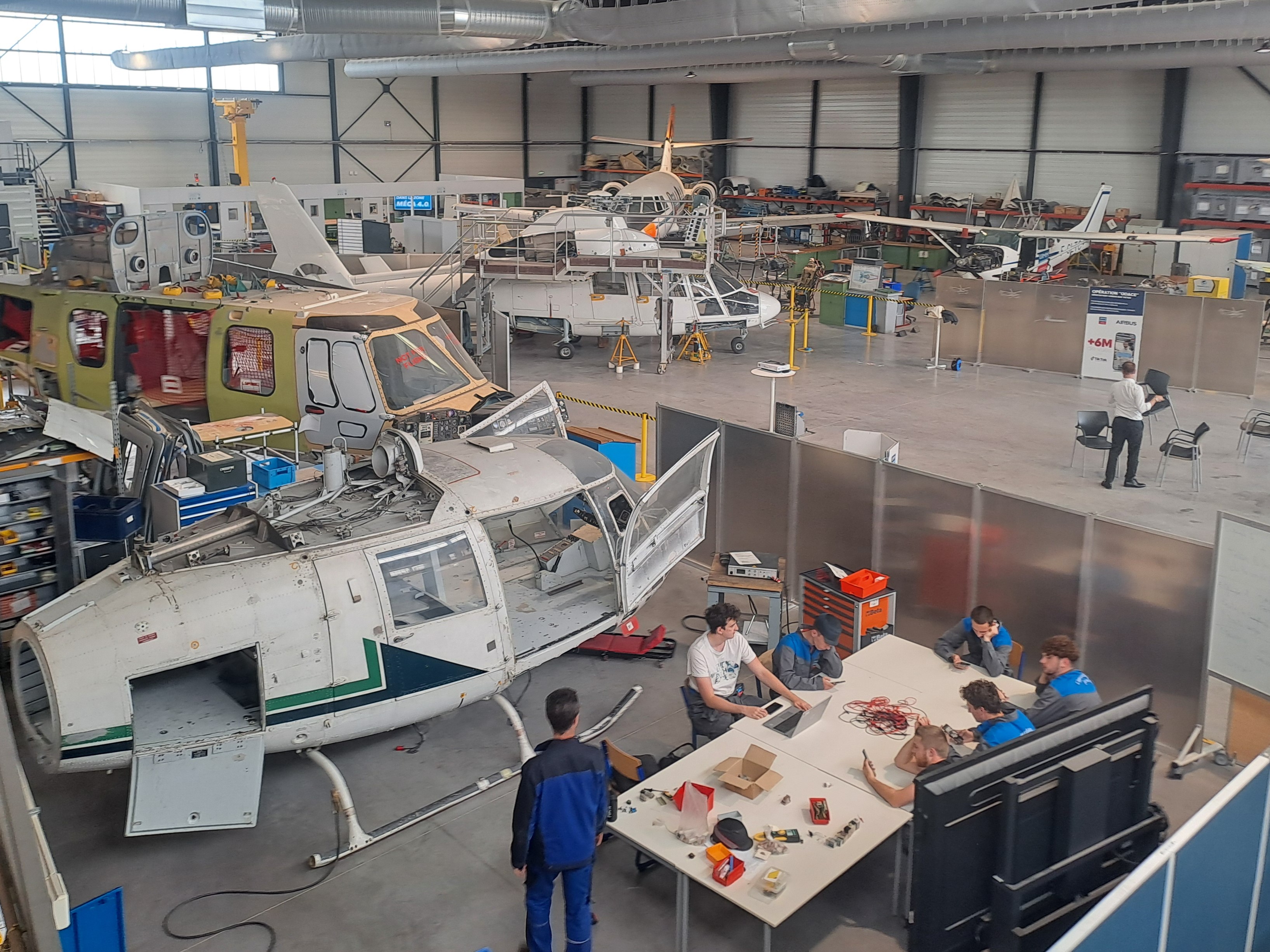 Le hall aéronautique met les jeunes dans des conditions professionnelles similaires à ce qu’ils vivent en alternance dans une entreprise. (photo JC Barla)