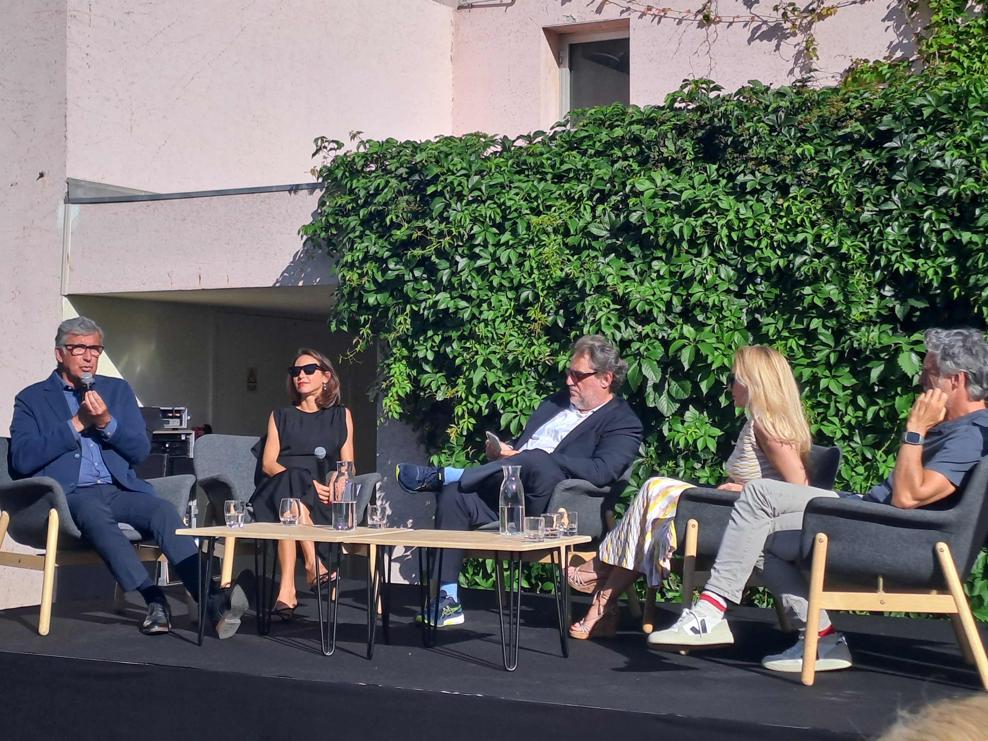 Jean-Marc Tassetto, Audrey-Brun Rabuel, Erik Grab, Sabrina Herlory Rouget et Marc Simoncini ont détaillé les forces des entrepreneurs face aux transformations sociétales. (photo JC Barla)