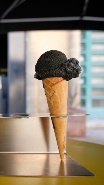 La vanille noire, glace atypique qui a fait le succès du glacier. © DR