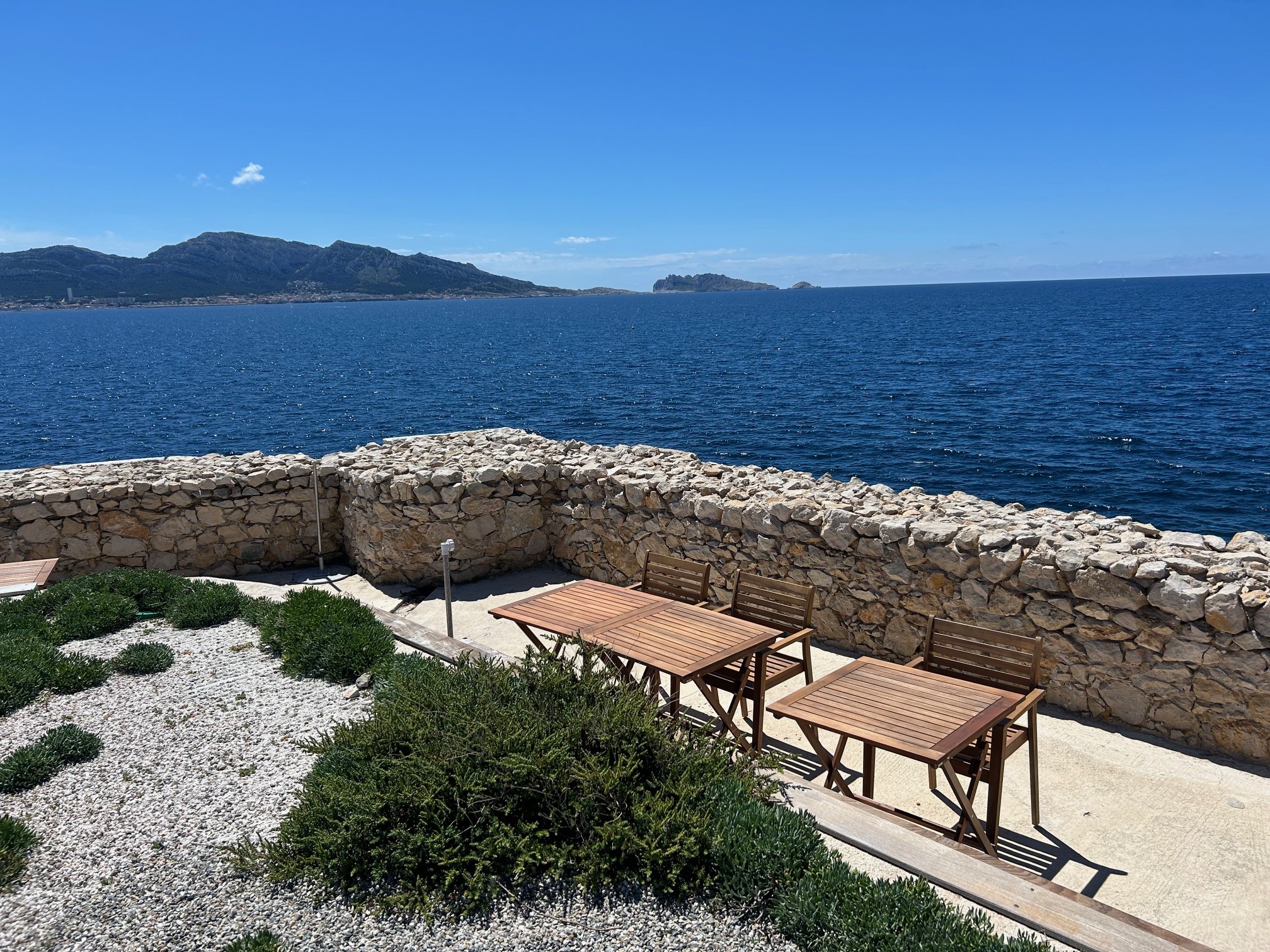 L'île accueille 70 couverts pour le restaurant et 150 places pour le bar éphémère. © Fabienne Berthet