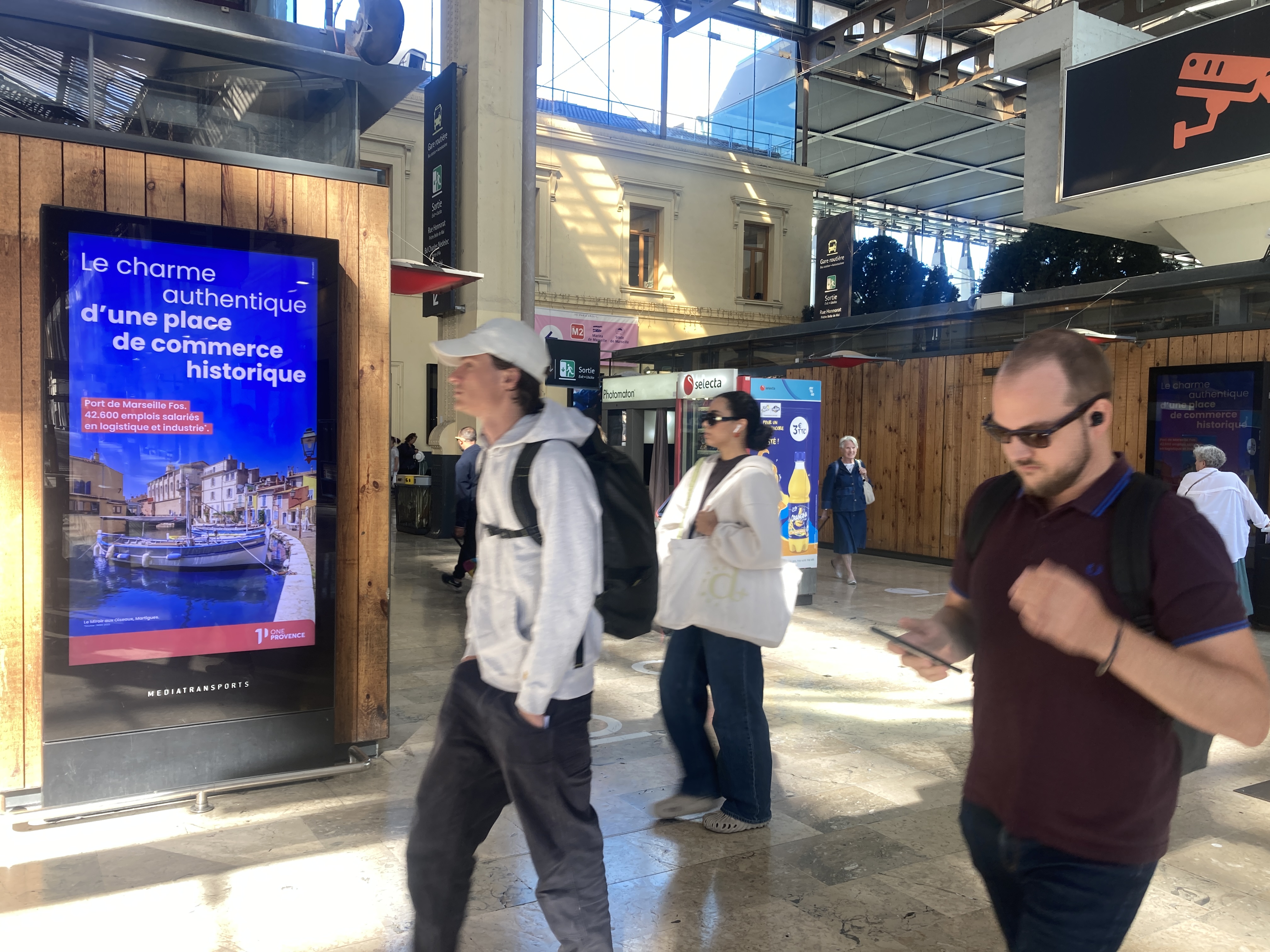 La campagne promeut l'emploi dans le secteur de l'énergie, ici dans la gare de Marseille St-Charles.
